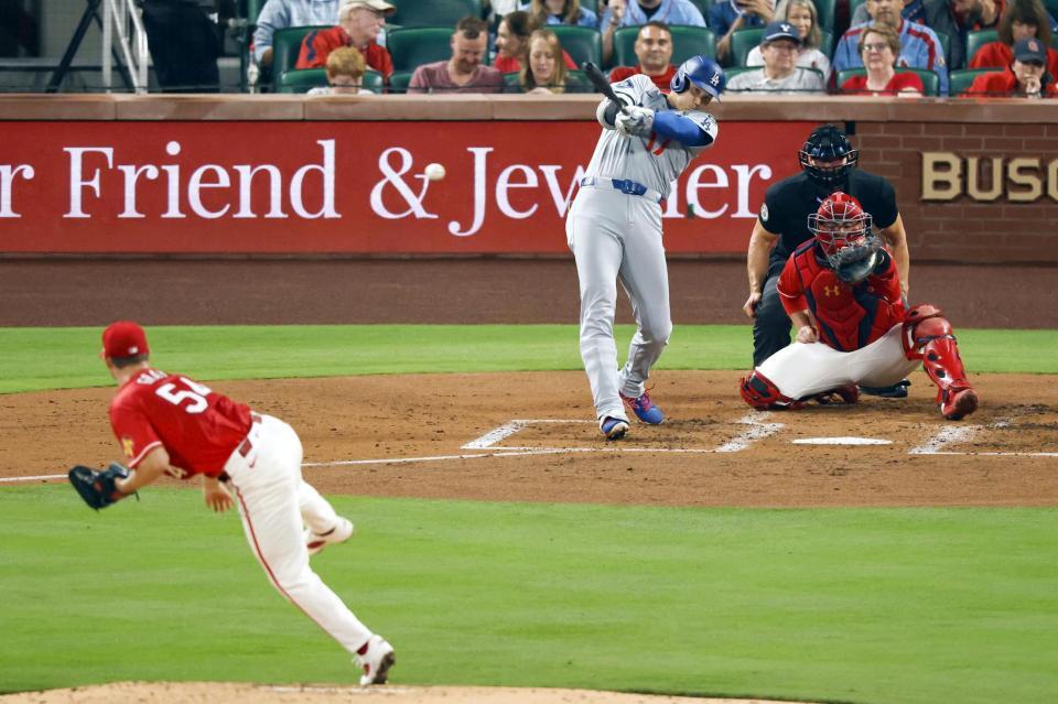 　カージナルス戦の３回、右前打を放つドジャース・大谷。投手グレイ＝セントルイス（共同）