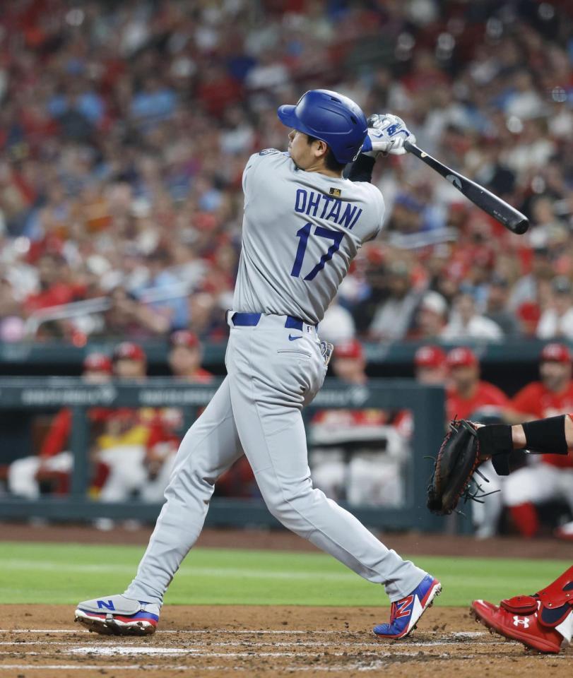 　カージナルス戦の３回、右前打を放つドジャース・大谷＝セントルイス（共同）