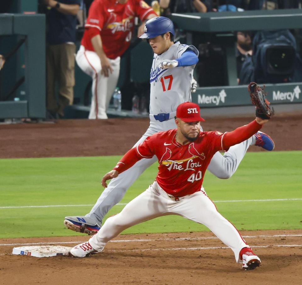 　カージナルス戦の７回、二ゴロ併殺に倒れるドジャース・大谷（17）＝セントルイス（共同）