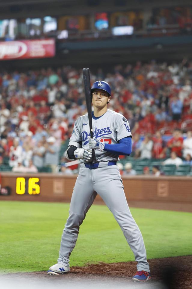 　９回、準備する大谷。打順は大谷まで回らず、ドジャースは０－５で敗れた（共同）