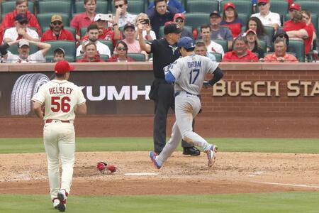 　カージナルス戦の９回、相手投手の暴投で同点のホームを踏むドジャース・大谷（共同）