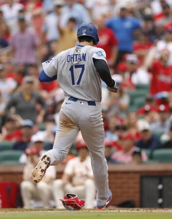 　カージナルス戦の９回、相手投手の暴投で生還するドジャース・大谷（共同）