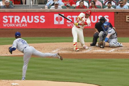 　ドジャース戦の２回、空振り三振に倒れるカージナルスのヌートバー。投手・山本（共同）