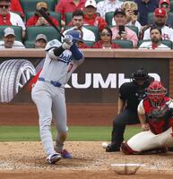 　カージナルス戦の９回、二塁内野安打を放つドジャース・大谷（共同）