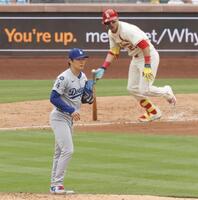 　カージナルス戦の５回、ヌートバーに安打を許したドジャース・山本（共同）