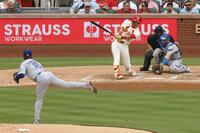 　ドジャース戦の２回、空振り三振に倒れるカージナルスのヌートバー。投手・山本（共同）