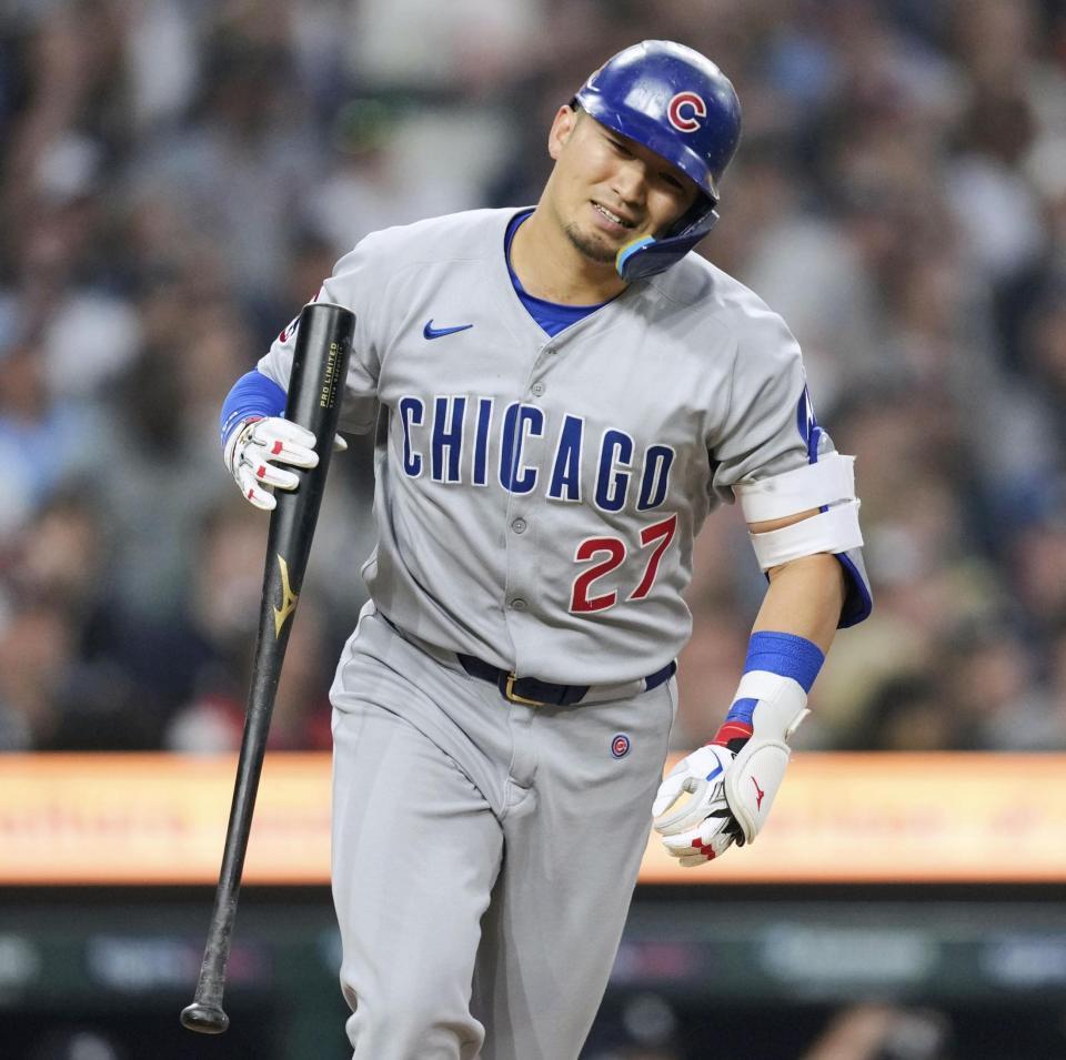 　８回、右翼フェンス際への飛球を好捕され、残念そうな鈴木（ＡＰ＝共同）