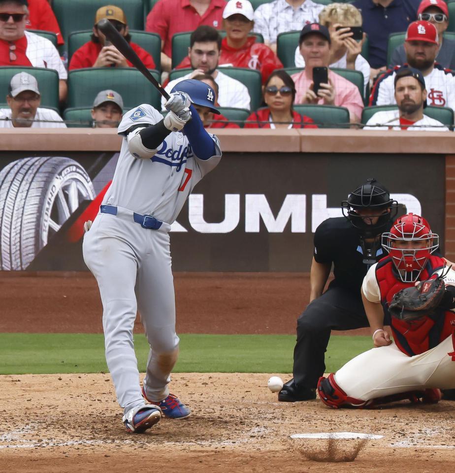 　カージナルス戦の９回、二塁内野安打を放つドジャース・大谷（共同）