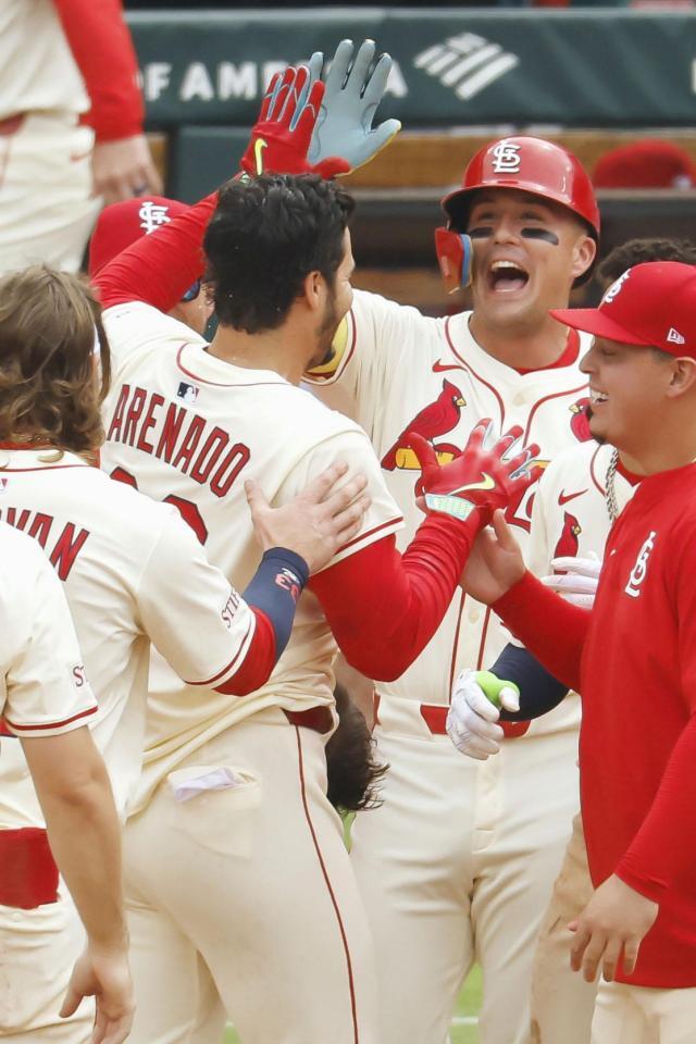 　ドジャース戦の９回、サヨナラ安打を放ったアレナド（左）を祝福するカージナルスのヌートバー（共同）