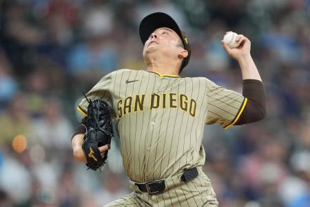 　ブルワーズ戦の６回途中から登板し、２／３回を無失点で２勝目を挙げたパドレス・松井＝ミルウォーキー（ＡＰ＝共同）