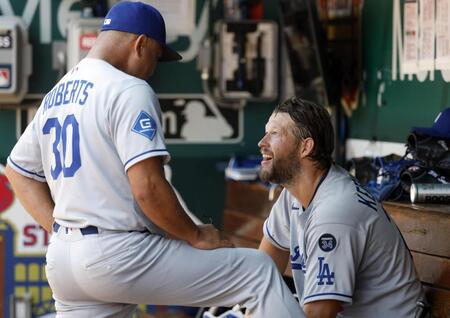 　５回を終え、ロバーツ監督（左）と話すカーショー（共同）