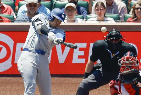 　１回、二塁打を放つ大谷（共同）