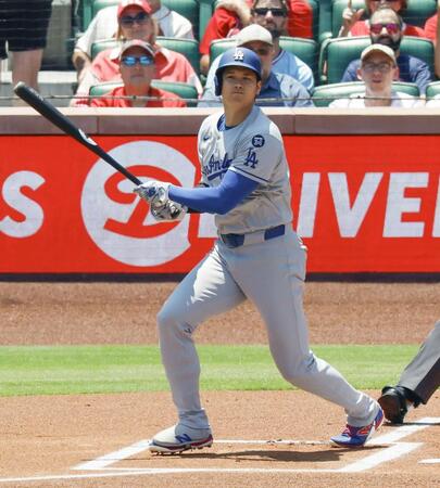 　１回、二塁打を放つ大谷（共同）