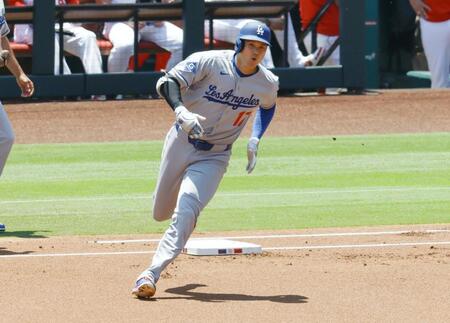 　１回、二塁打を放ち一塁を回る大谷（共同）