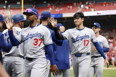 　勝利し、タッチを交わす大谷（１７）（共同）