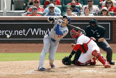 　８回、死球を受けた大谷（共同）