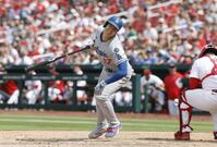 　８回、死球を受けた大谷（共同）