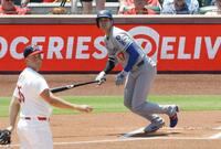 　１回、二塁打を放つ大谷（共同）