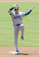 　１回、二塁打を放ち、塁上でポーズをとる大谷（共同）