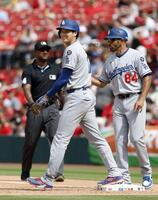 　８回、死球で出塁した大谷（共同）