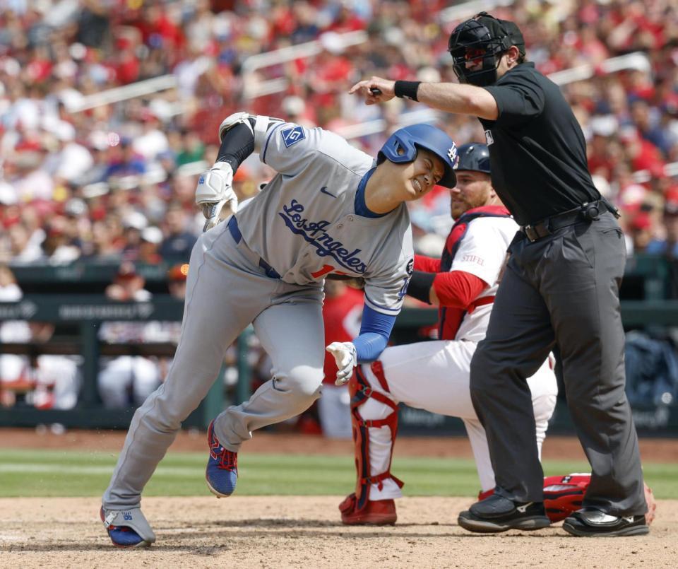 　８回、死球を受けた大谷（共同）