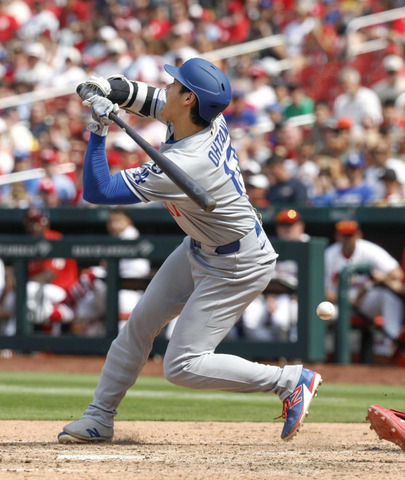 　８回、死球を受ける大谷（共同）