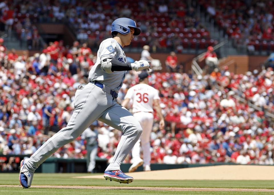 　１回、二塁打を放ち一塁へ走る大谷（共同）