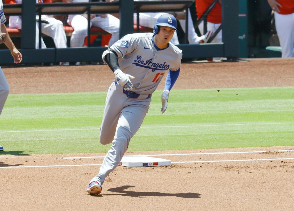 　１回、二塁打を放ち一塁を回る大谷（共同）