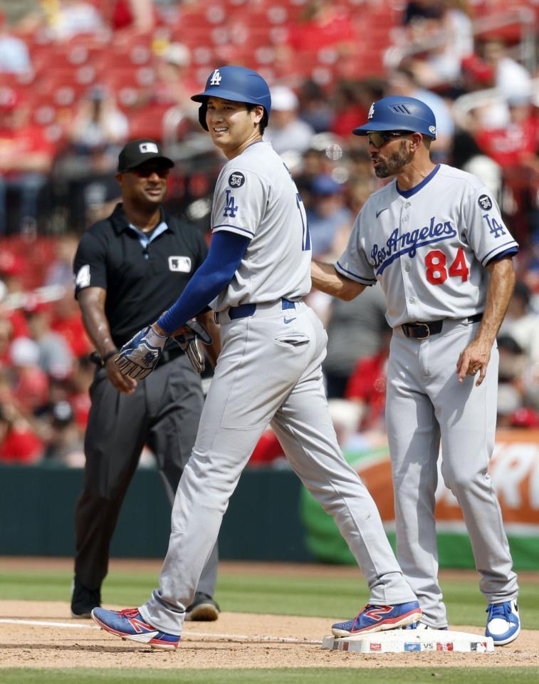 　８回、死球で出塁した大谷（共同）