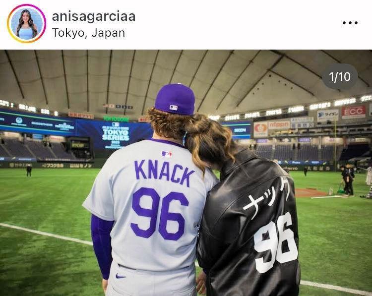 　東京ドームで。背中に「ナック」の特製ジャンパーを来たアニサさん（右）とナック投手。アニサさんのインスタグラム＠ａｎｉｓａｇａｒｃｉａａより