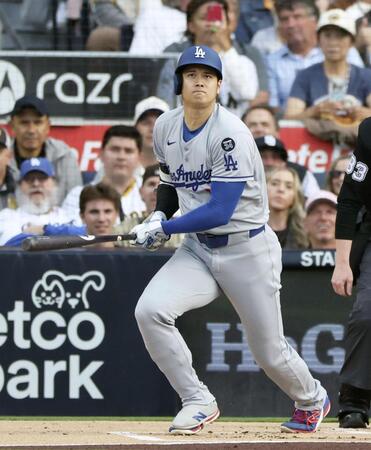 　１回、右へ二塁打を放つ大谷（共同）