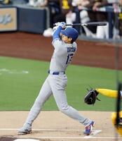 　１回、二塁打を放つ大谷（共同）
