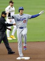 　１回、二塁打を放ち、ポーズをとる大谷（共同）