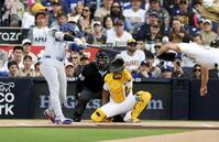 　１回、二塁打を放つドジャース・大谷（共同）