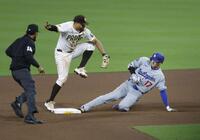 　８回、投ゴロ失策で出塁、ボールが転がる間に二進した大谷（共同）