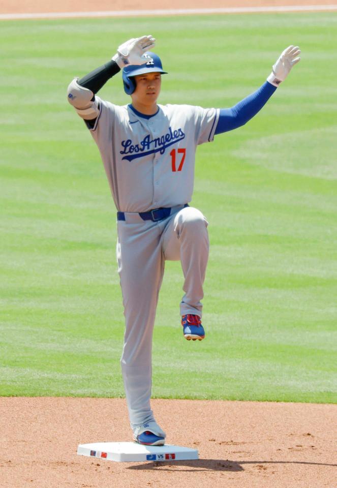 　カージナルス戦の１回、二塁打を放ち、塁上でポーズをとるドジャース・大谷（共同）