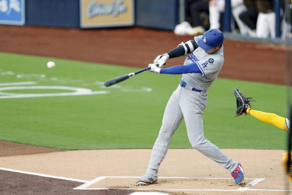 　１回、二塁打を放つ大谷（共同）