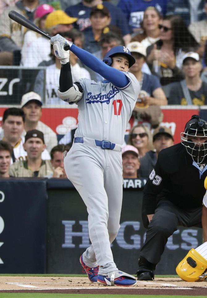 　１回、二塁打を放つ大谷（共同）