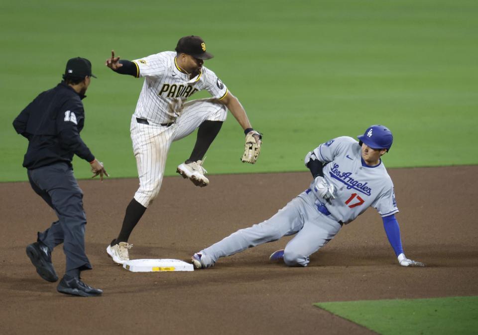 　８回、投ゴロ失策で出塁、ボールが転がる間に二進した大谷（共同）