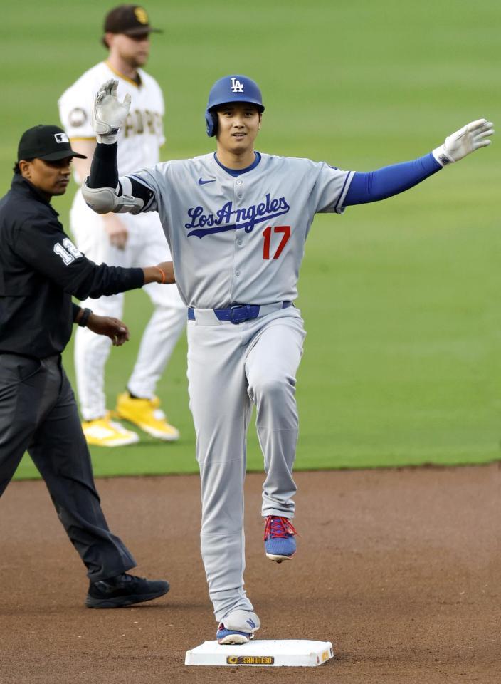 　１回、二塁打を放ち、ポーズをとる大谷（共同）