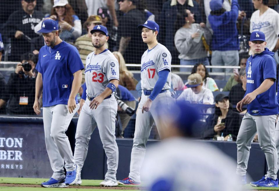 　パドレスに勝利し、チームメートを迎える大谷（左から３人目）＝サンディエゴ（共同）