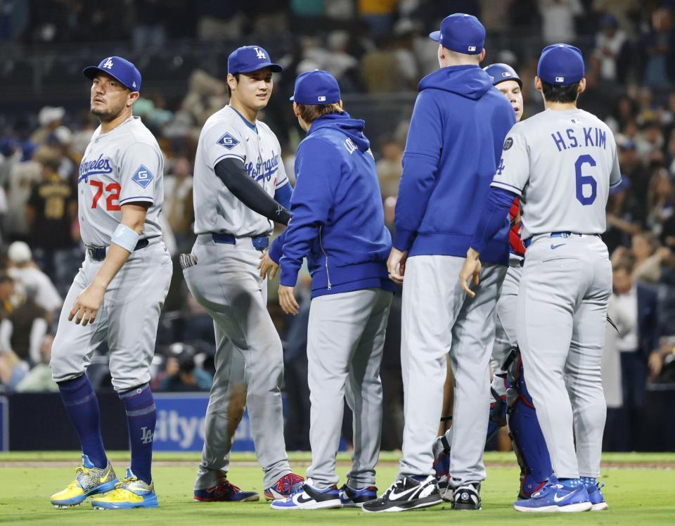 　パドレスに勝利しタッチを交わす大谷（左から２人目）＝共同