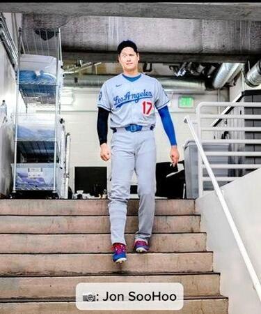 　変顔でカメラを見つめる大谷（ジョン・スーフー／ドジャース提供）