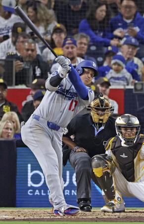 　５回、右前打を放つ大谷（共同）