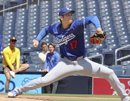 　ダルビッシュ（左端）らが見守る中、実戦形式の練習に登板した大谷（共同）