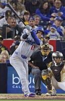 　５回、右前打を放つ大谷（共同）