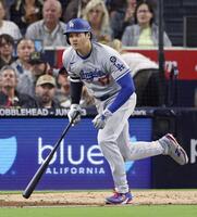 　５回、右前打を放つ大谷（共同）