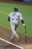 　５回、右前打を放つ大谷（共同）