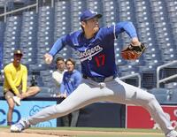 　ダルビッシュ（左端）らが見守る中、実戦形式の練習に登板した大谷（共同）