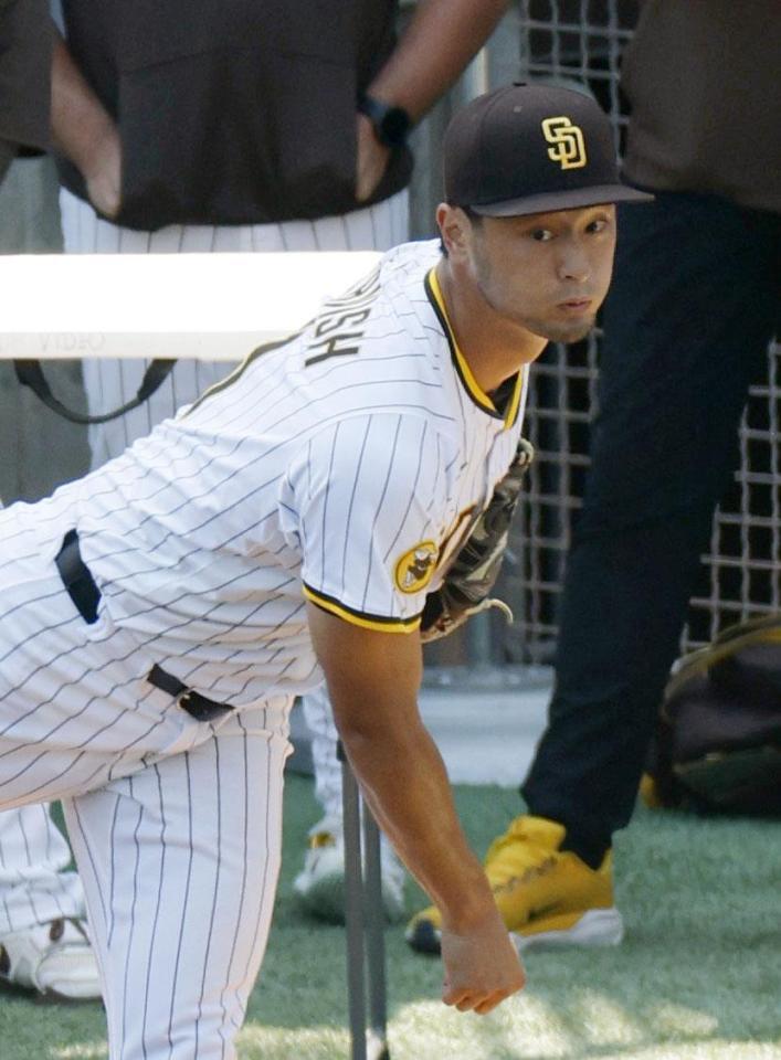 　ブルペンで投球するダルビッシュ（共同）